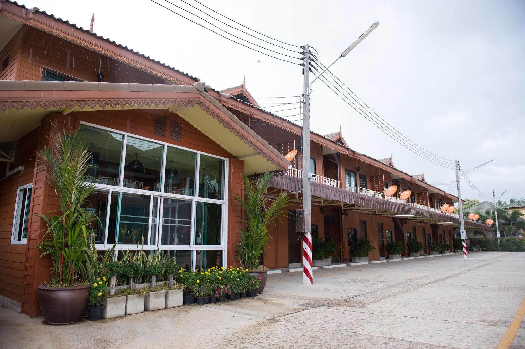 Sri Siam Resort Kanchanaburi Extérieur photo